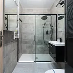 Modern With Balcony & Free Garage By Renters *