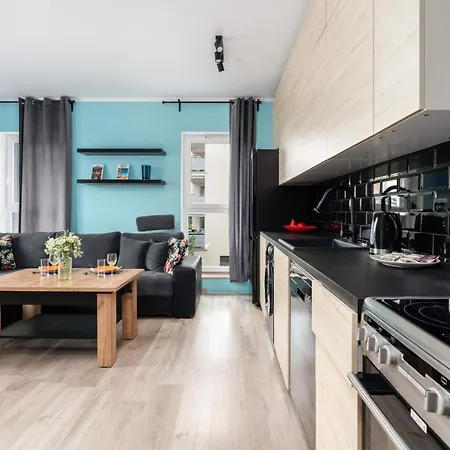 Modern With Balcony & Free Garage By Renters Apartment *