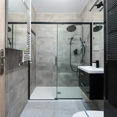 Modern With Balcony & Free Garage By Renters *