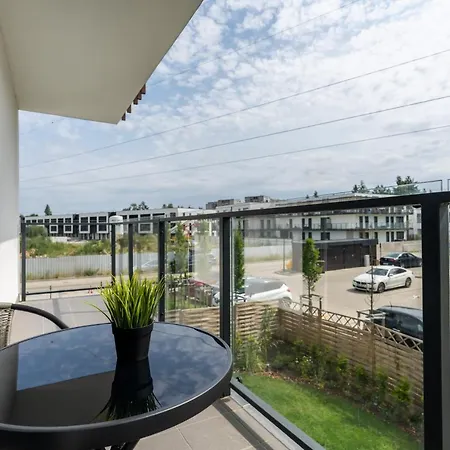 Modern With Balcony & Free Garage By Renters Apartment