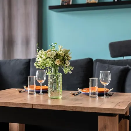 Modern With Balcony & Free Garage By Renters Apartman *