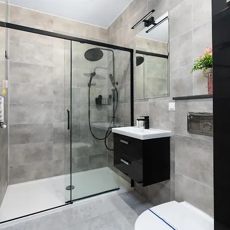 Modern With Balcony & Free Garage By Renters Poznań