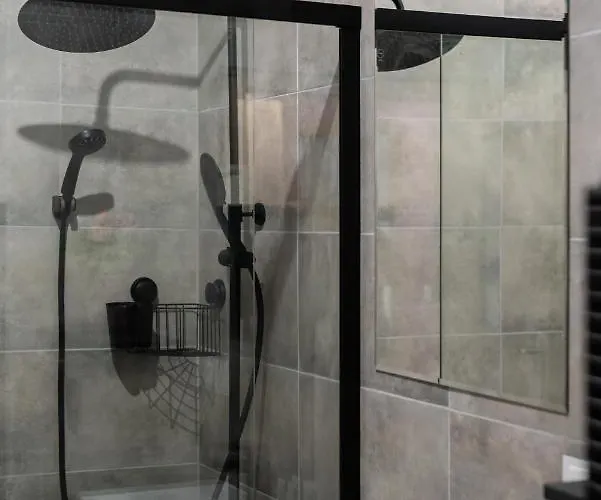 Modern With Balcony&free Garage By Renters Apartament