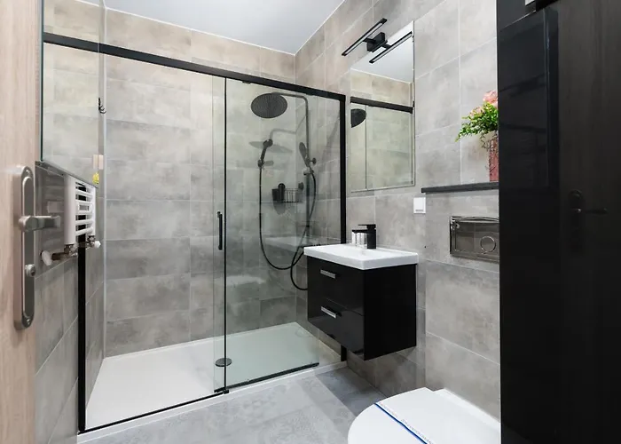 Modern With Balcony&free Garage By Renters Poznań